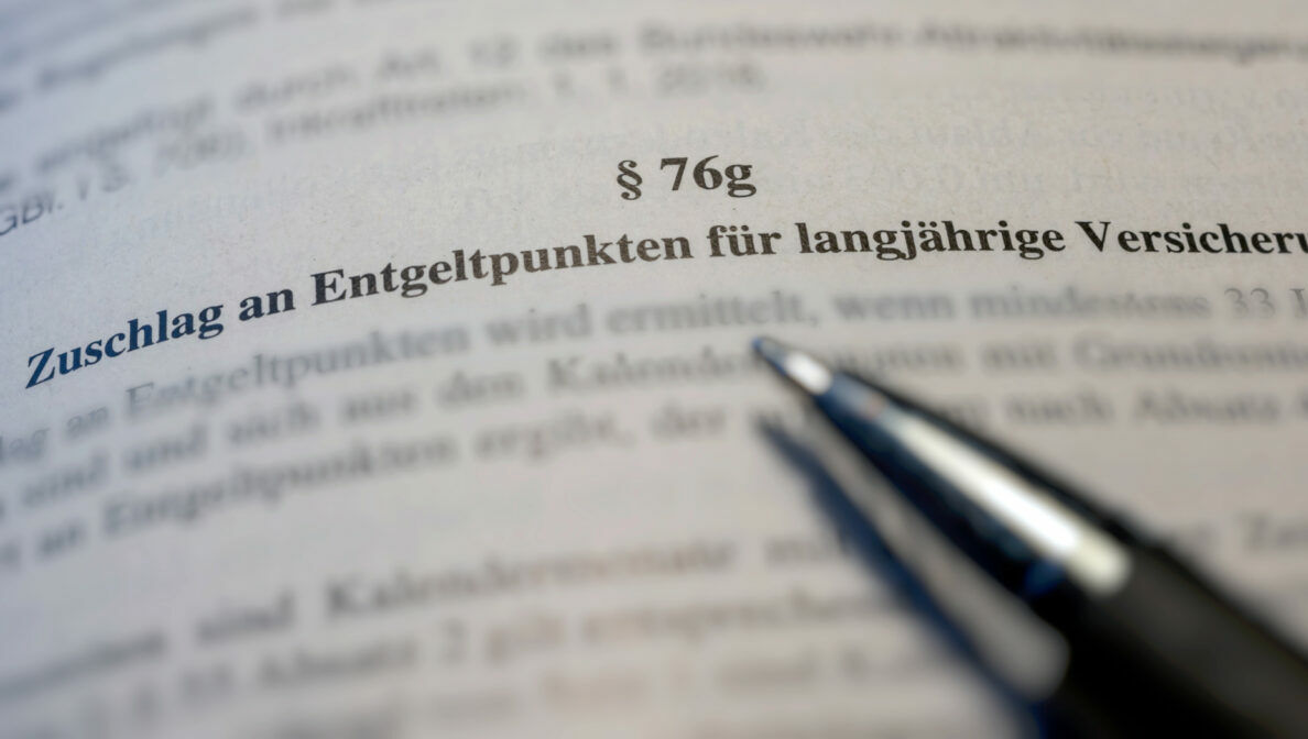 Ein Kugelschreiber liegt auf einem Gesetzbuch und zeigt auf die Überschrift mit dem Wort „Entgeltpunkte“