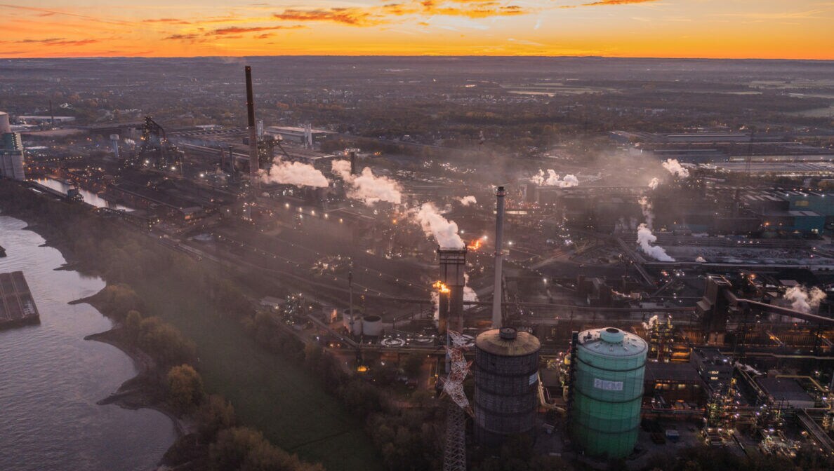 Fokus auf Industrieviertel einer Stadt aus der Vogelperspektive.
