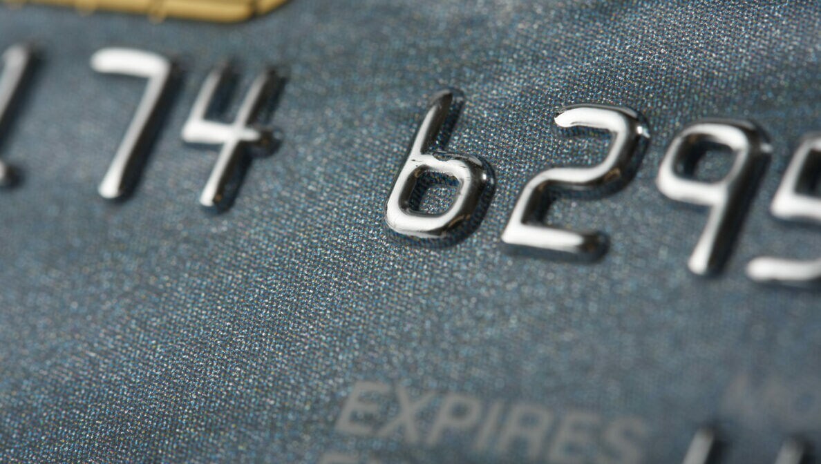 Detailaufnahme von hochgeprägten Ziffern auf einer Kreditkarte.