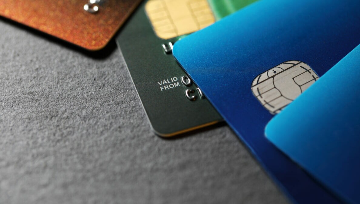 Nahaufnahme von vier unterschiedlich farbigen Kreditkarten, die versetzt übereinander liegen.