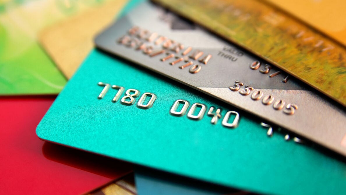 Kreditkarten in verschiedenen Farben, die aufgefächert übereinander liegen.