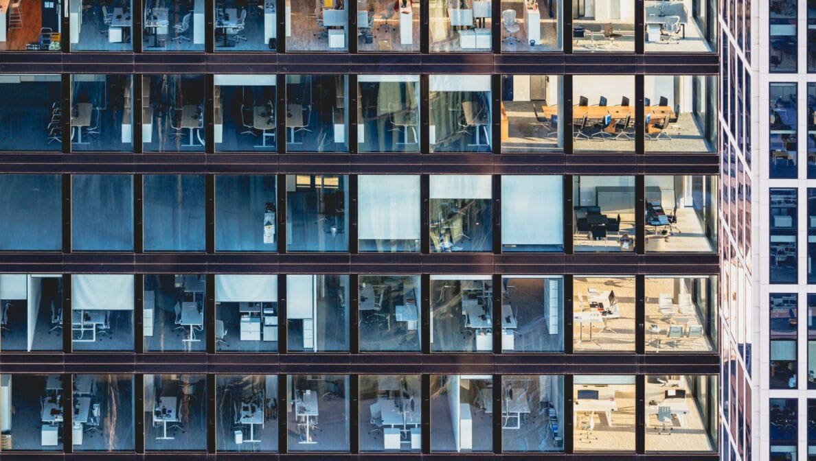 Aufnahme der Glasfront eines mehrstöckigen Bürogebäudes.