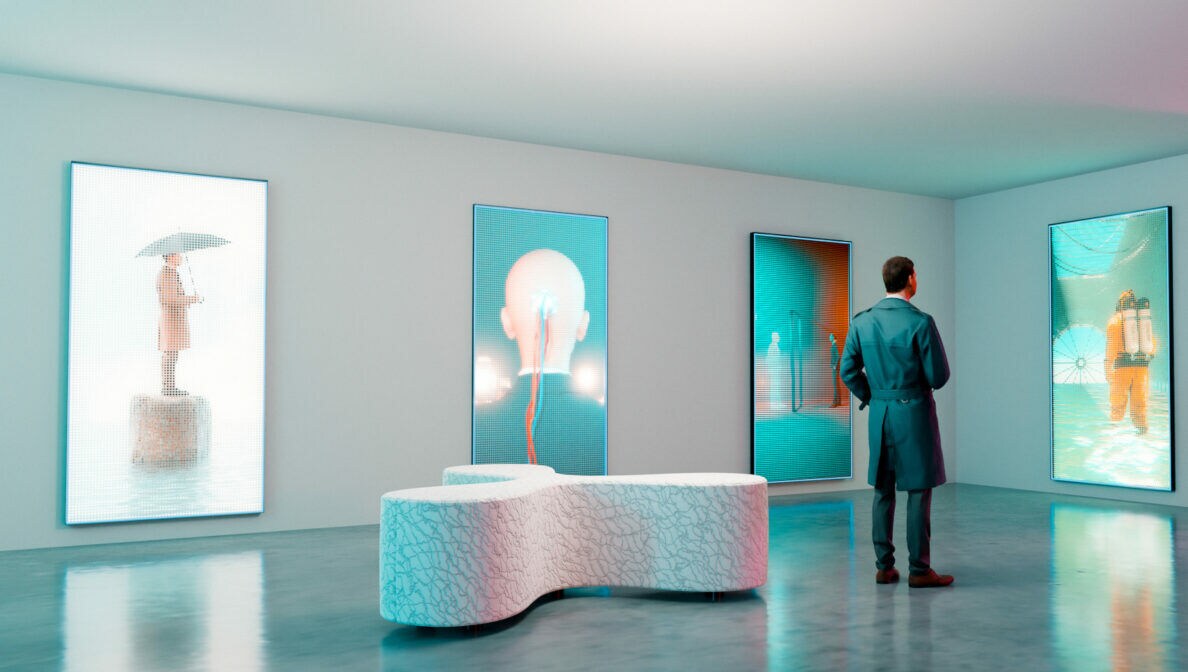 Eine Person steht in einem Museum und betrachtet digitale Bilder.