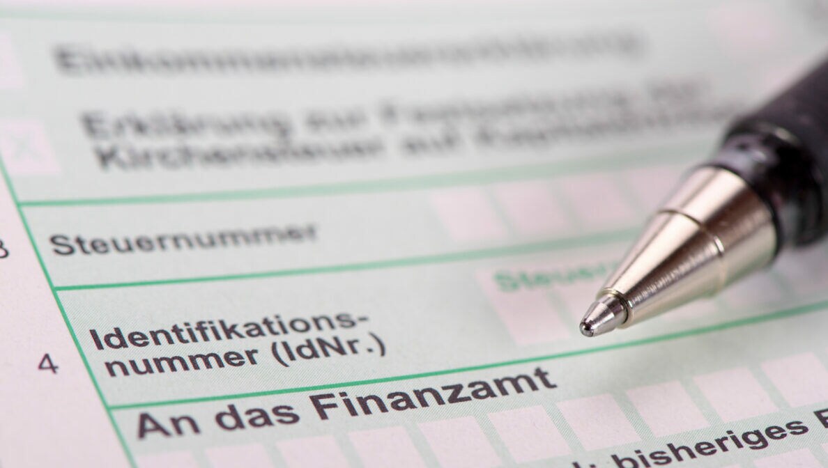 Nahaufnahme eines Steuerformulars, darauf ein Kugelschreiber