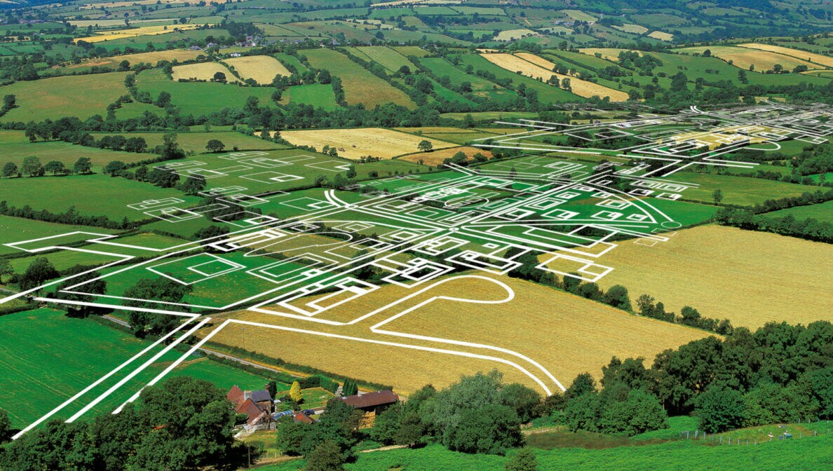 Grundstückspläne sind über eine grüne Feldlandschaft gezeichnet