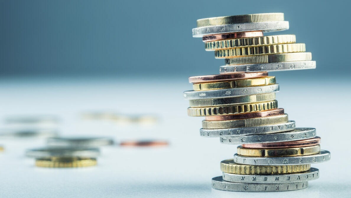 Nahaufnahme aufgetürmter Münzen auf einem Tisch