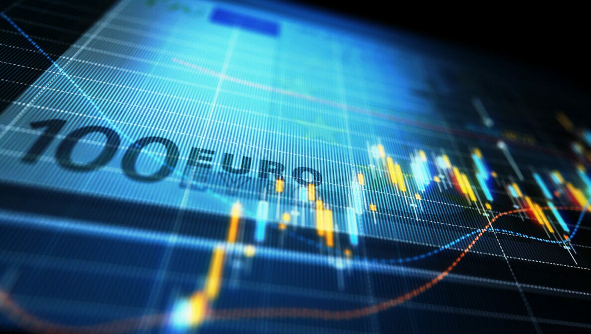 Ein digitaler Aktienkurs auf einem Display, der über einem digitalen Euroschein liegt.