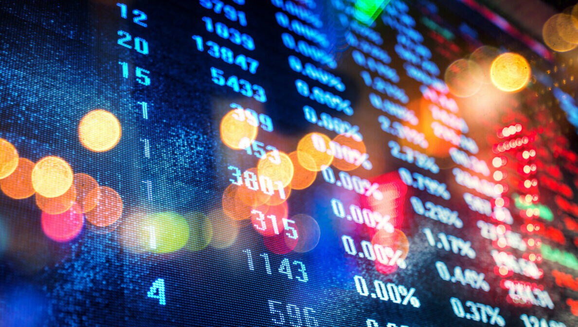 Mehrere Zahlen auf einer digitalen Tafel.