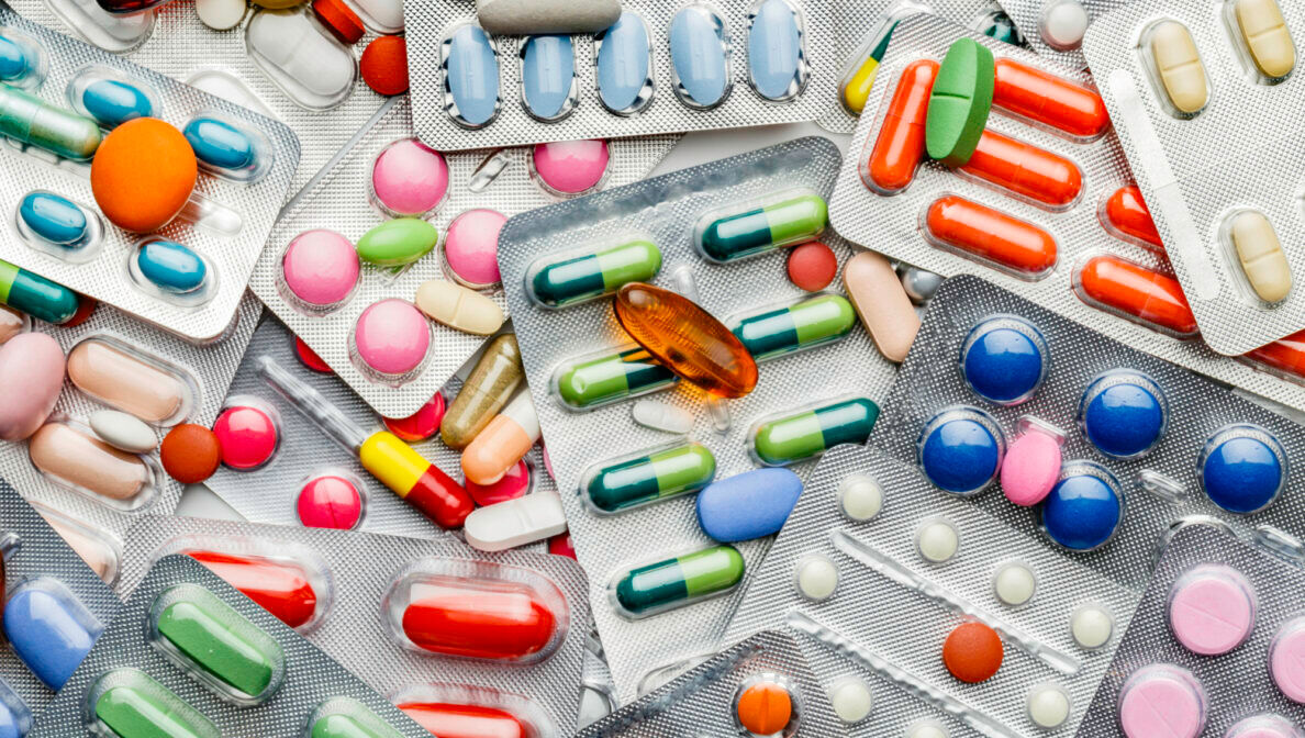 Diverse Tabletten in Sichtverpackungen liegen verteilt herum.