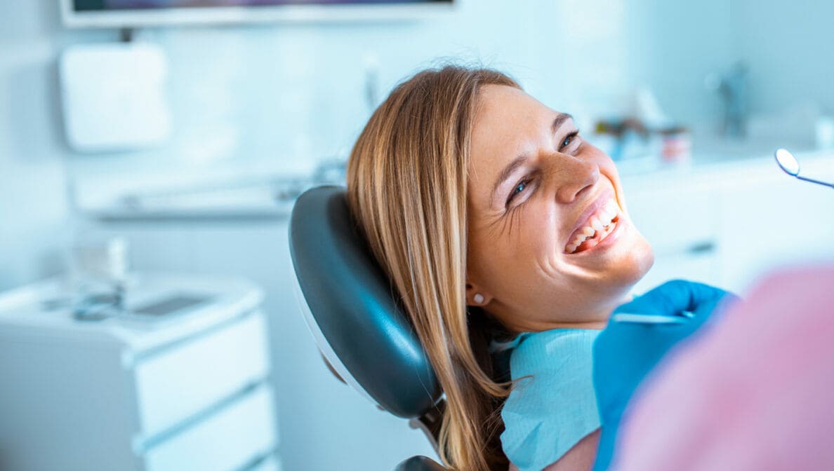 Eine Person liegt in einer Zahnarztpraxis auf einem Behandlungsstuhl.