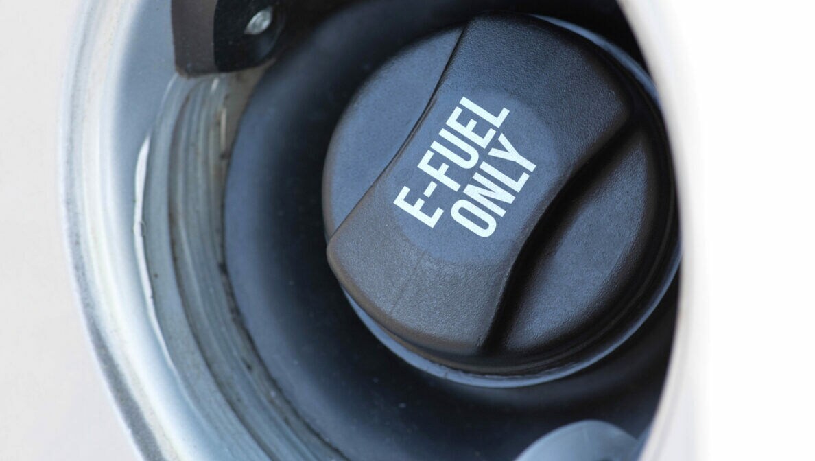 Ein Tank eines Fahrzeugs mit der Aufschrift E-Fuel only.