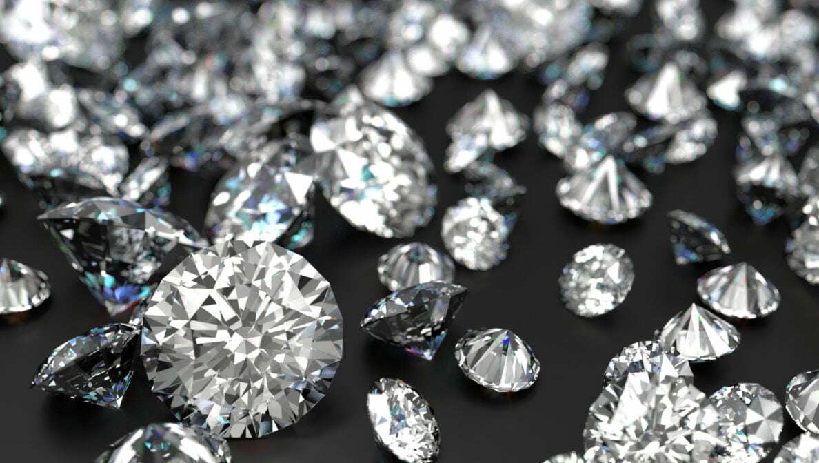 Zahlreiche Diamanten, oder als solche anmutende, mit Brillantschliff auf schwarzem Hintergrund.