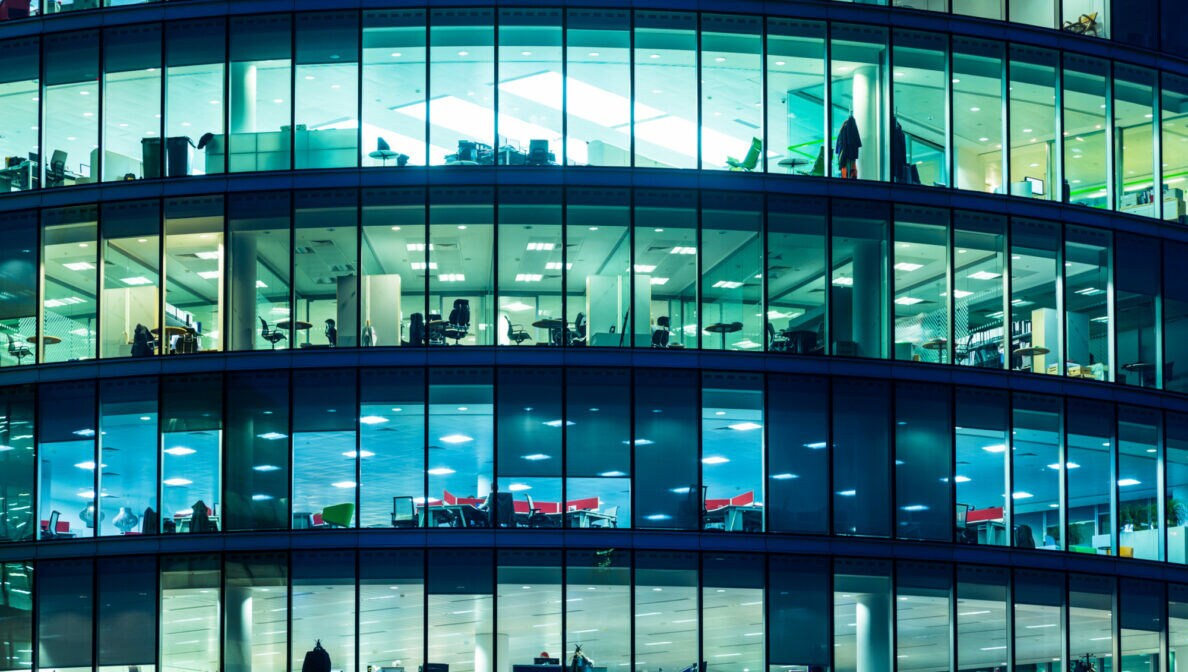 Außenansicht eines Bürogebäudes mit gläserner Front.