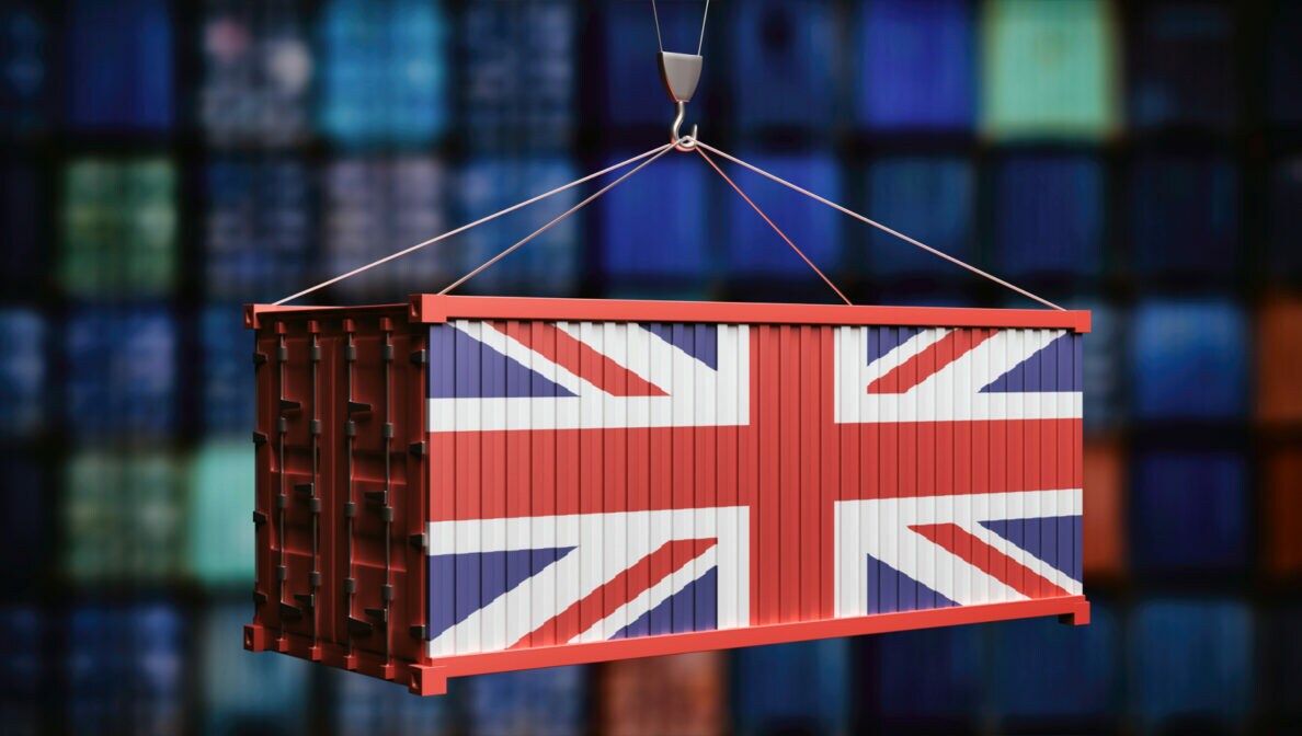 Ein von einem Kran getragener Container, dessen eine Seite die Flagge Großbritanniens darstellt.