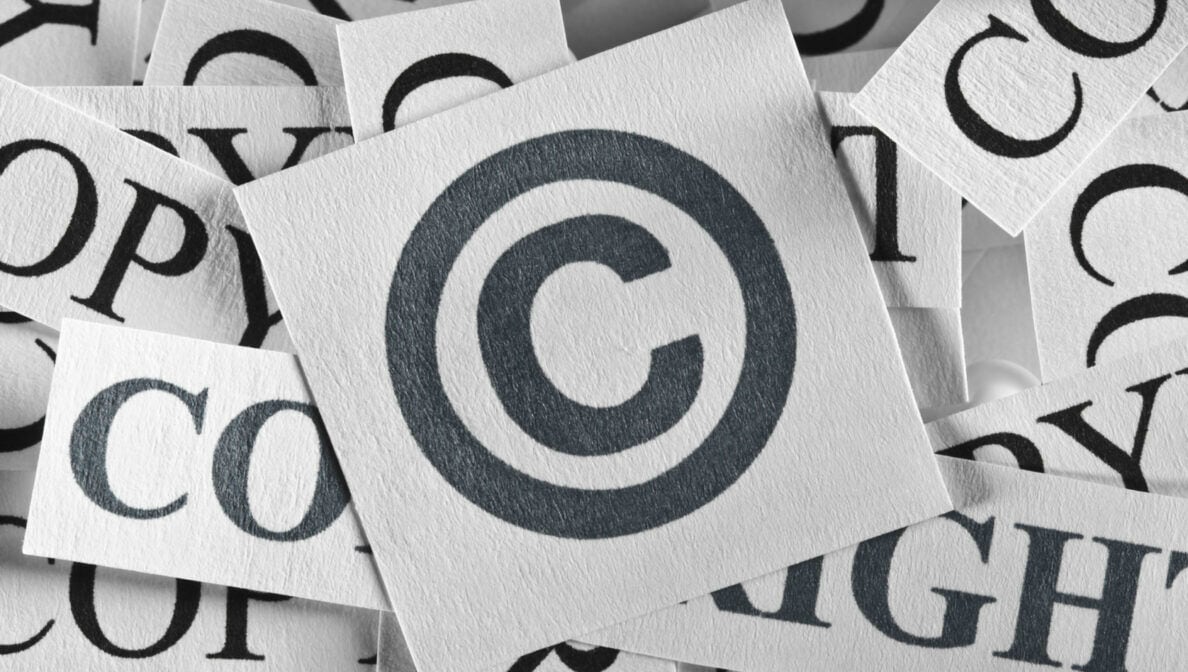 Übereinander geschobene bedruckte Kärtchen, auf denen das Wort Copyright steht. Zuoberst liegt eine, auf der ein Copyright-Symbol abgebildet ist.