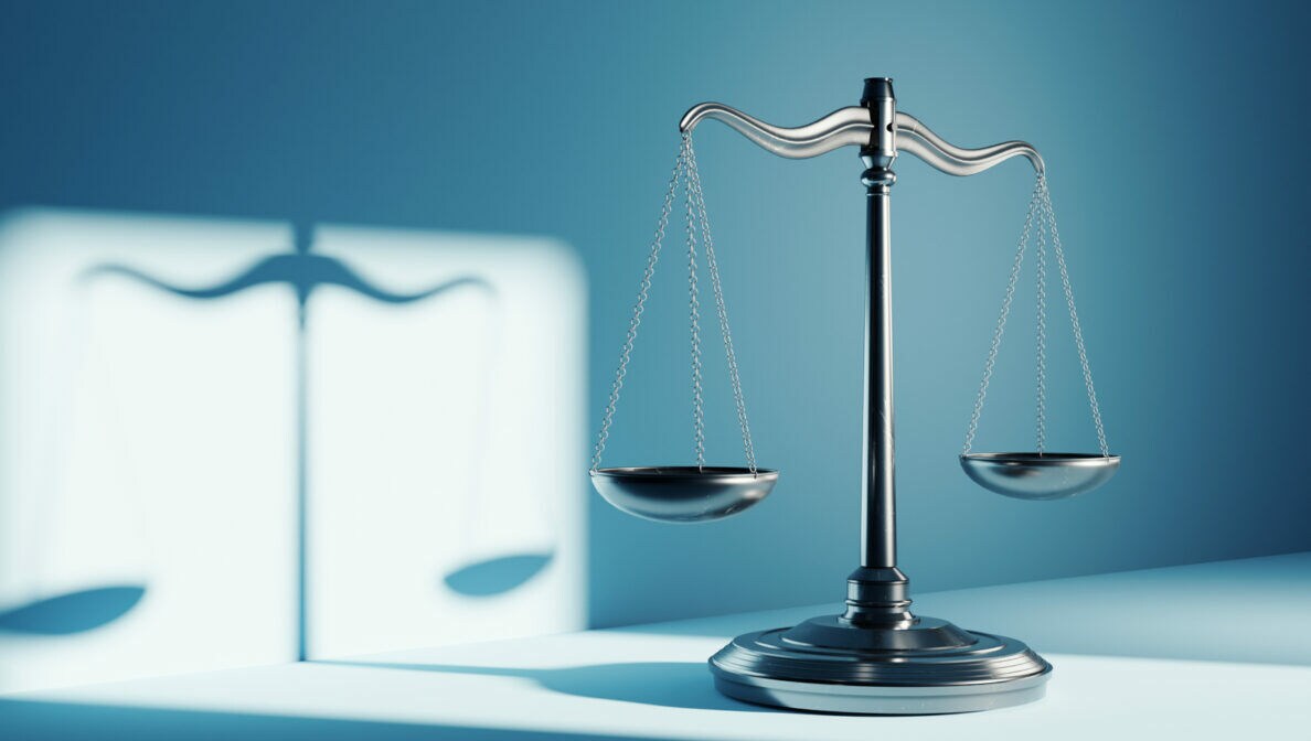 Eine Waage, die Schatten auf eine Wand wirft.