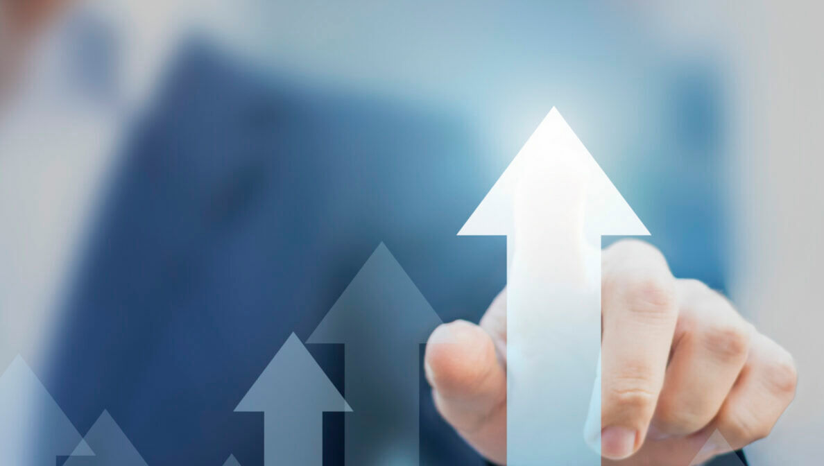 Eine Person hält einen weißen, nach oben zeigenden Pfeil zwischen Daumen und Zeigefinger. Daneben sind weitere kleinere Pfeile, die nach oben zeigen, illustriert.