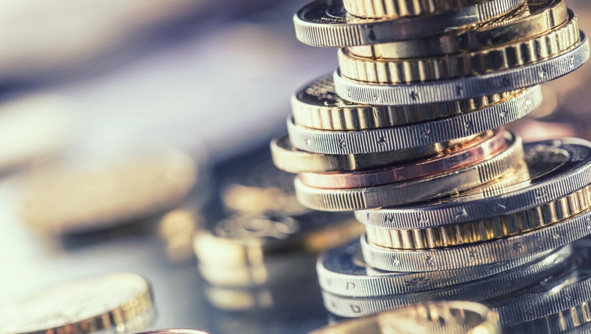 Nahaufnahme von gestapelten Euro- und Centmünzen.