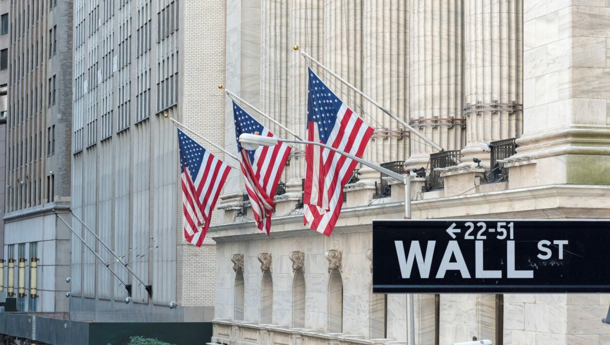 Die Wall Street in New York, im Vordergrund die Fassade der New York Stock Exchange.
