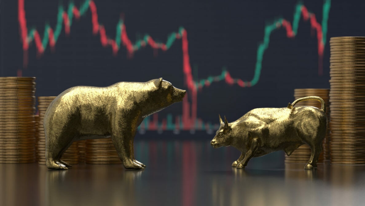 Bulle-und-Bär-Figuren vor einem Aktienchart