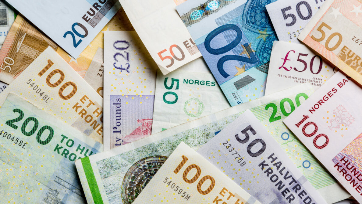 Übereinanderliegende Banknoten verschiedener europäischer Währungen, darunter Euro und dänische Kronen.