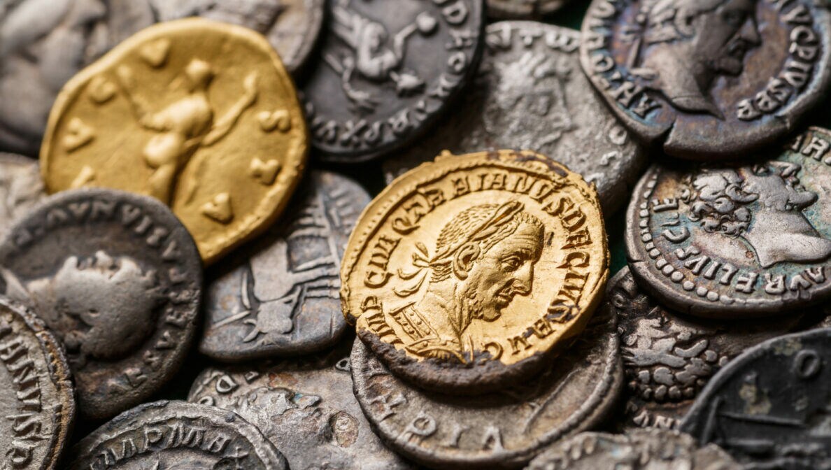 Einige antike Gold- und Silbermünzen, darunter der Aureus des Trajan Decius, der von 249 bis 251 römischer Kaiser war.