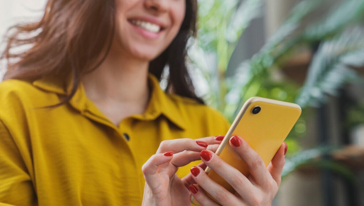 Eine Person sucht etwas auf ihrem Smartphone.