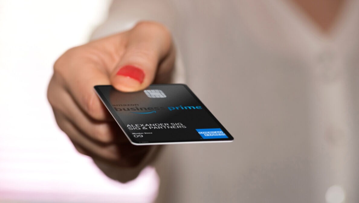 Nahaufnahme einer Frau, die eine Kreditkarte in der Hand hält.