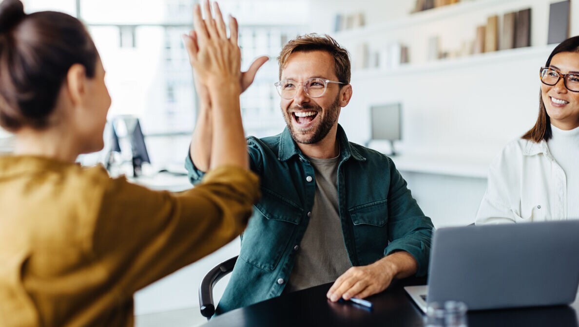 Blogbild: Mitarbeitende schlagen sich gegenseitig ein
