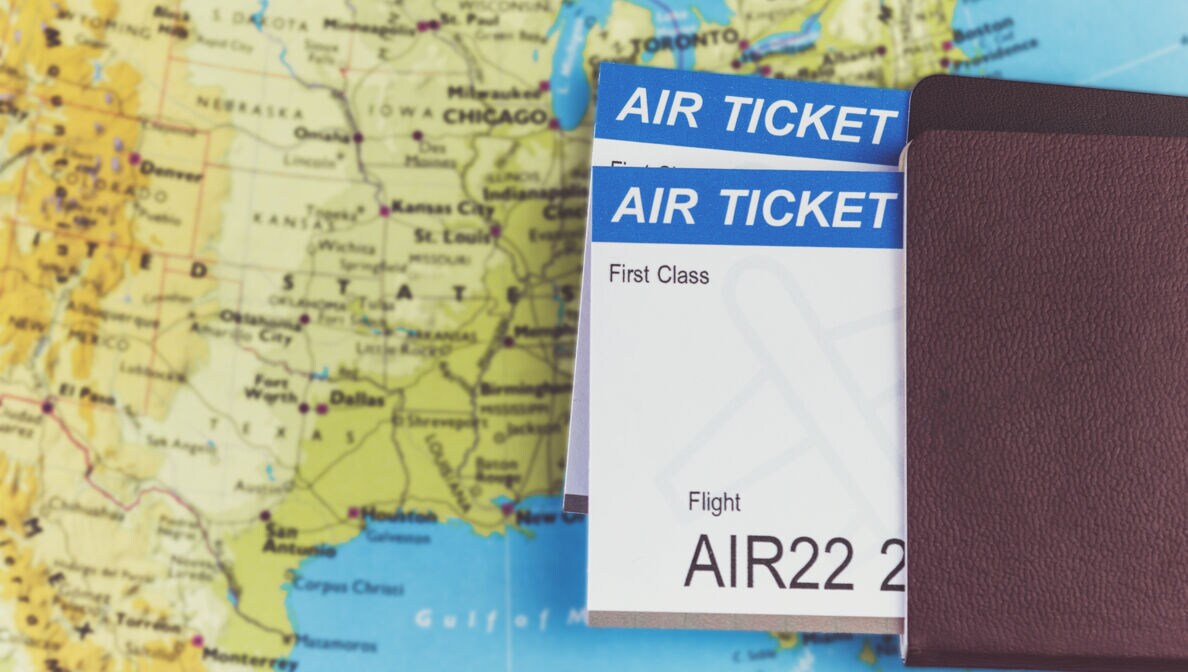 Bild: Pass mit Flugtickets liegt auf Landkarte der USA