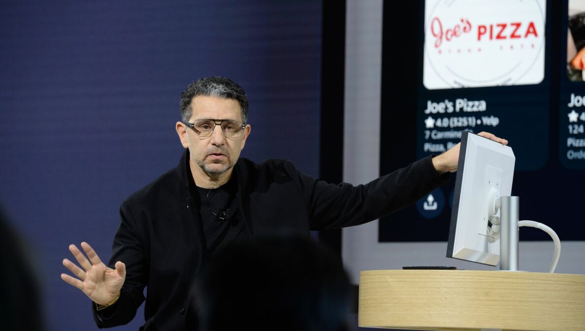 Amazons Gerätechef Panos Panay stellt die neue Sprachassistentin Alexa vor, die sich mit Nutzern unterhalten kann. (zu dpa: «Amazon macht Alexa zum personalisierten KI-Chatbot»)