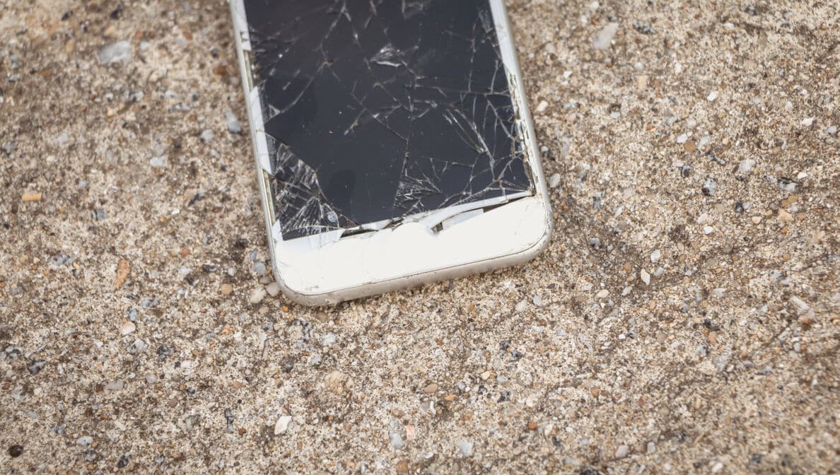 Artikelbild: Zerbrochenes Display eines Handys auf dem Boden