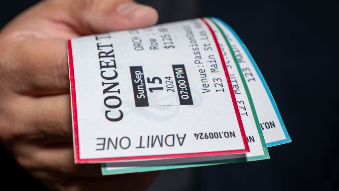 Artikelbild Person hält Tickets in der Hand