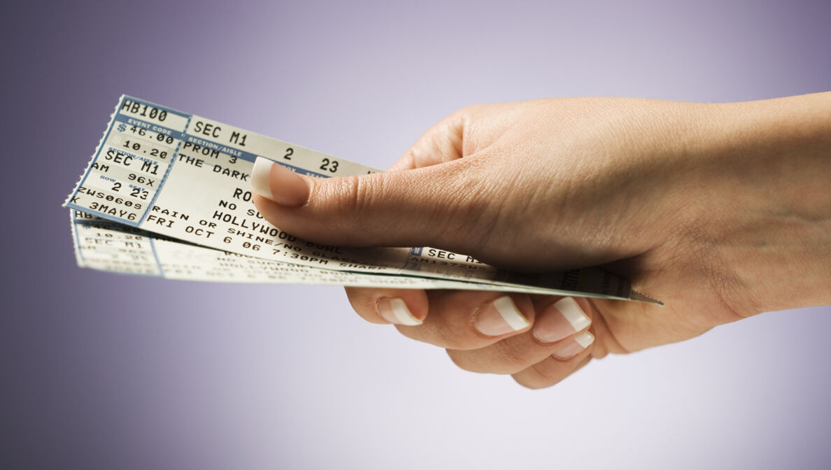 Artikelbild Person hält Konzertkarten in der Hand