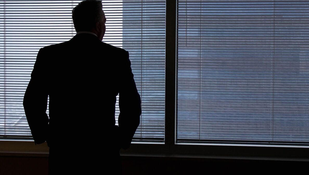 Blogbild: Ein Mann in einem Raum am Fenster