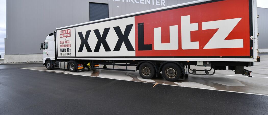 «Logistikcenter» steht an der Fassade des zukünftigen XXXLutz E-Commerce-Logistikzentrums am Erfurter Kreuz. Der österreichische Möbelriese XXXLutz hat nach der Übernahme von home24 den Berliner Online-Möbelhändler von der Börse genommen. (zu dpa: «Möbelkonzern XXXLutz übernimmt Porta»)