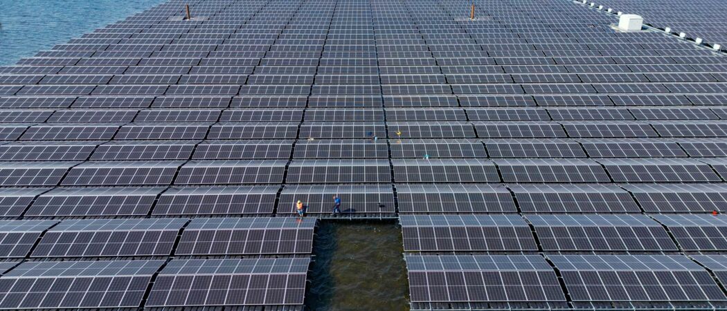 Auf dem Cottbuser Ostsee, einem gefluteten ehemaligen Braunkohletagebau, wird derzeitig eine große Floating-PV-Anlage der LEAG Lausitz Energie Bergbau AG errichtet (Luftaufnahme mit einer Drohne). (zu dpa: «Experten sehen Forschungsbedarf für PV-Anlagen auf dem Meer»)