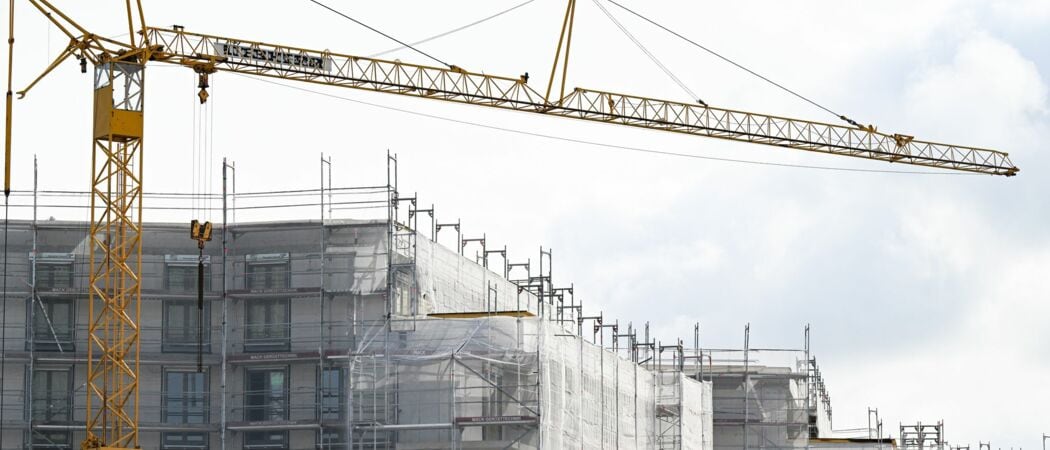 Häuser für Wohnungen werden in Ostfildern gebaut. (zu dpa: «Verband fordert verlässliche Wohnungsbaupolitik»)