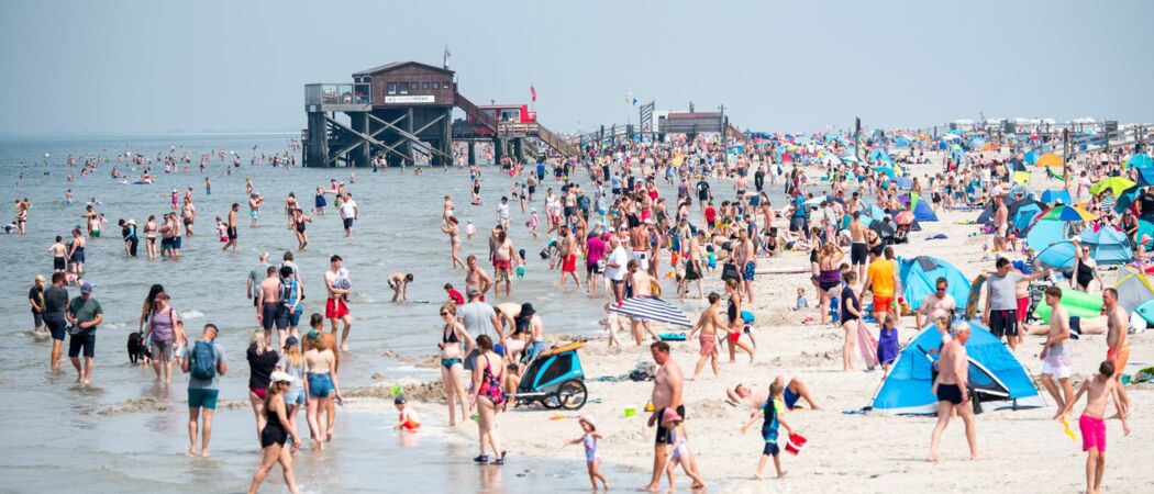 Zahlreiche Touristen sind bei Sonnenschein am Strand an der Nordsee unterwegs. (zu dpa: «Deutschland-Tourismus steuert auf Rekordjahr zu»)