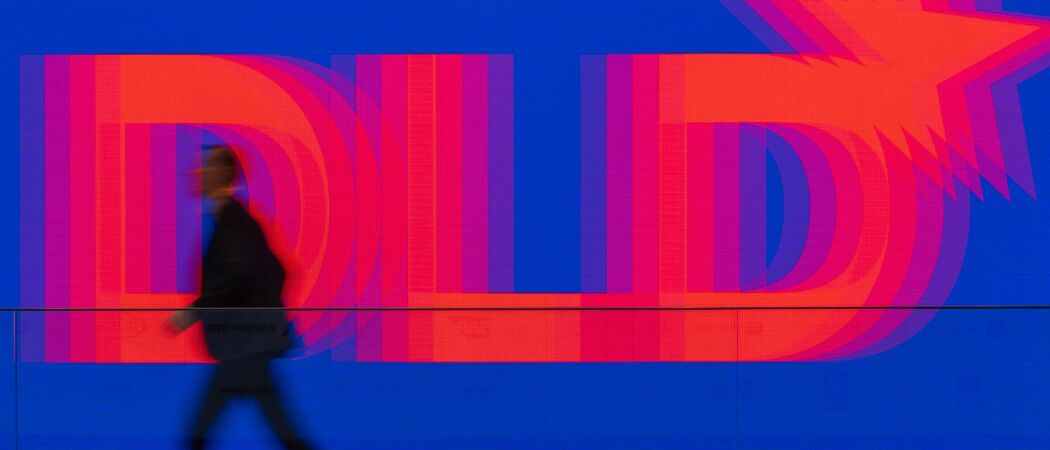 Ein Besucher der Konferenz «Digital Life Design» (DLD) geht am Logo «DLD» vorbei. Auf der Konferenz wird über Internet-Trends und Entwicklungen der Digitalisierung diskutiert. (zu dpa: «Experte: Stehen erst am Beginn der KI-Entwicklung»)