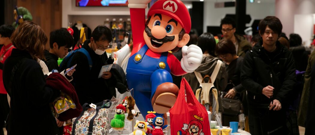 Eine Super Mario-Figur steht in Nintendos offiziellem Laden im Shibuya-Distrikt von Tokio auf einem Ausstellungstisch. Super Mario ist eine der bekanntesten Figuren von Nintendo. (zu dpa: «Nintendo zeigt Ausblick auf neue Spielekonsole Switch 2»)