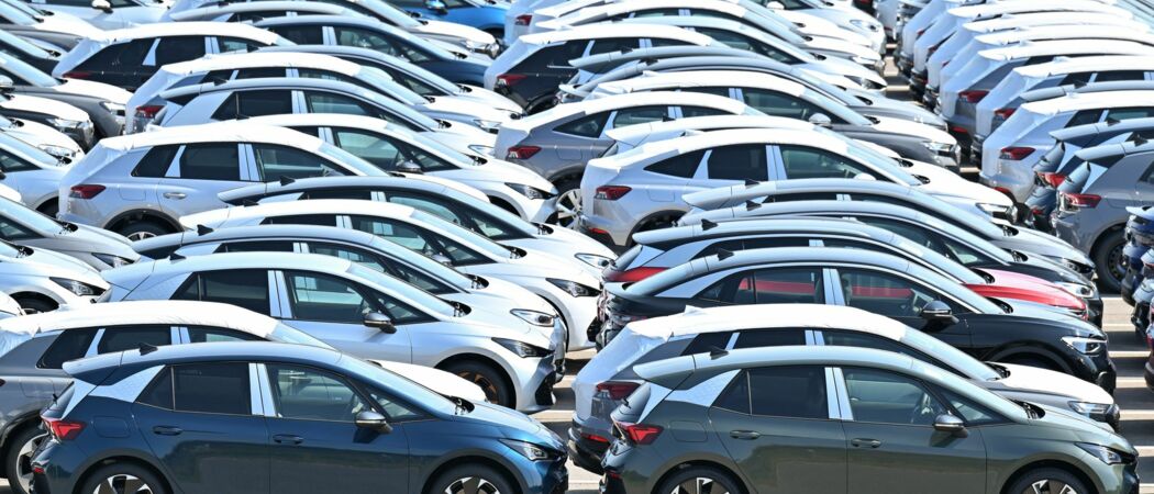 Neue Elektroautos der verschiedenen VW Konzernmarken parken auf einem Platz im Volkswagen Werk in Zwickau. Im Zwickauer Werk gibt es am selben Tag eine Betriebsversammlung. Europas größter Autobauer hatte angekündigt, angesichts der sich zuspitzenden Lage den eingeschlagenen Sparkurs bei der Kernmarke VW noch einmal zu verschärfen. Auch Werkschließungen in Deutschland und betriebsbedingte Kündigungen werden nicht länger ausgeschlossen. (zu dpa: «Deutlich mehr Elektroautos zugelassen»)