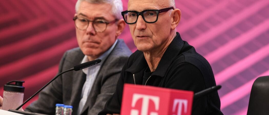 Timotheus Höttges, Vorstandsvorsitzender der Deutschen Telekom, spricht neben Christian P. Illek (l), Finanzvorstand, auf der Bilanzpressekonferenz. Bei der Deutschen Telekom ist der Gesamtumsatz im Vergleich zu 2021 um 6,1 Prozent auf 114,4 Milliarden Euro gestiegen. (zu dpa: «Zehn Millionen Haushalte haben Zugriff auf Telekom-Glasfaser»)