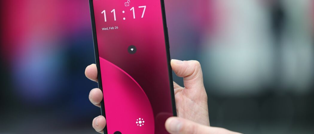 Claudia Nemat, Technik-Vorständin der Deutsche Telekom, zeigt das neue KI-Phone der Deutschen Telekom. (zu dpa: «Telekom bringt Smartphone ohne sichtbare Apps auf den Markt»)