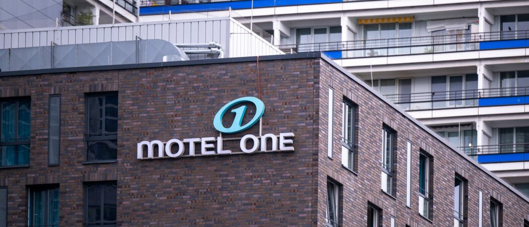 Eine Leuchtreklame mit dem Logo der Hotelkette Motel One ist an der Fassade eines Hotels in Berlin angebracht. (zu dpa: «Finanzinvestor erwirbt Mehrheit an Hotelkette Motel One»)