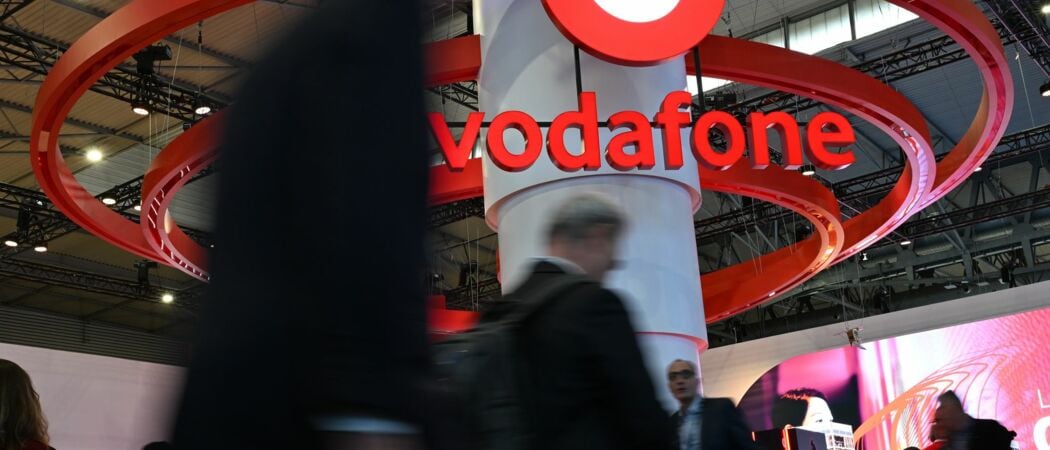 Menschen gehen auf der Mobilfunk-Messe Mobile World Congress (MWC) am Stand des Telekommunikationskonzerns Vodafone vorbei. (zu dpa: «Vodafone startet Sicherheitsnetz