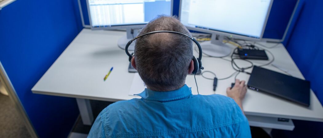 Im Corona-Callcenter für Mecklenburg-Vorpommern nimmt Mitarbeiter Matthias Schmidt Anfragen entgegen. Über die Callcenter können sich Bürger über Impftermine und Schutzmaßnahmen gegen Corona erkundigen. (zu dpa: «Wie Künstliche Intelligenz das Callcenter-Geschäft verändert»)