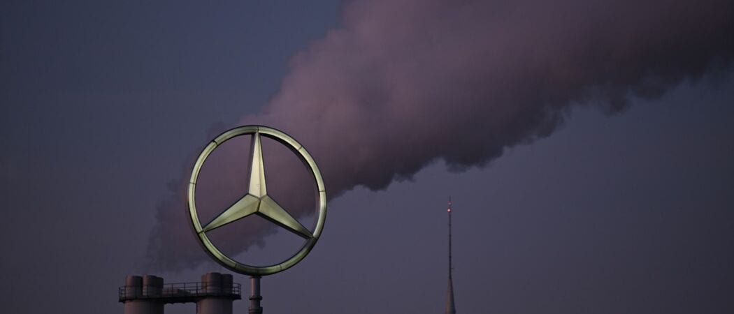 Der Mercedes Stern, das Logo des Fahrzeugherstellers Mercedes-Benz steht auf einem Gebäude einer Niederlassung, dahinter steigt eine Wolke aus einem Schornstein auf. Zuletzt häuften sich bei Mercedes die Negativschlagzeilen. Bei dem Autobauer gibt es mehrere Baustellen. (zu dpa: «Mercedes: Prämie für Beschäftigte niedriger als in Vorjahren»)