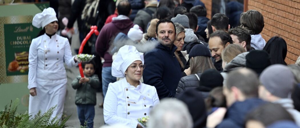 Menschen warten auf Einlass ins Lindt-Museum, wo eine auf 500 Stück limitierte Auflage der Dubai-Schokolade verkauft wird. (zu dpa: «Tiramisu- und Dubai-Schokolade beflügeln Lindt &amp; Sprüngli»)