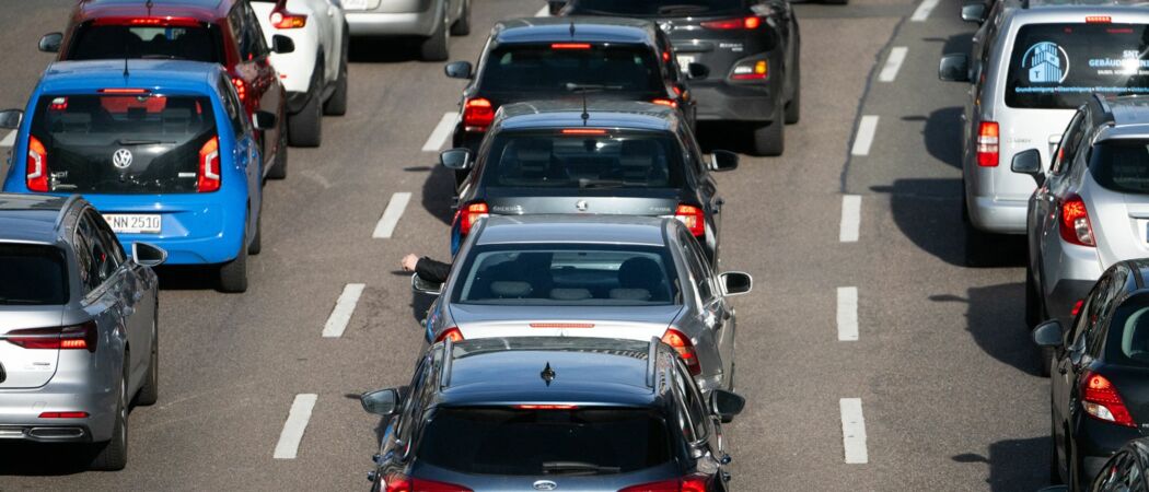 Autos stehen im Stau. Laut ADAC standen die Autofahrer im vergangenen Jahr in Hessen deutlich länger im Stau, als noch im Vorjahr. Zwar sei das Vor-Corona-Niveau noch nicht ganz erreicht, aber die Dauer nähere sich wieder an. (Illustration zu: « (zu dpa: «Mehr Autos, mehr Elektro - weniger Diesel»)